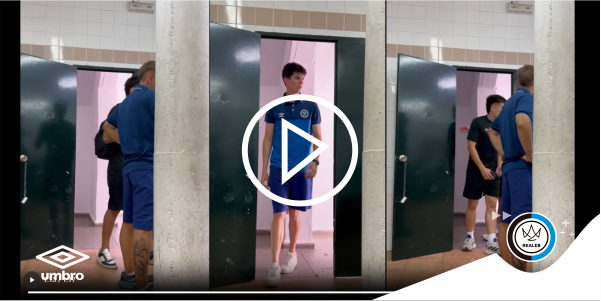 Entrenamiento específico de estrategias de córner con jugadores simulando posiciones